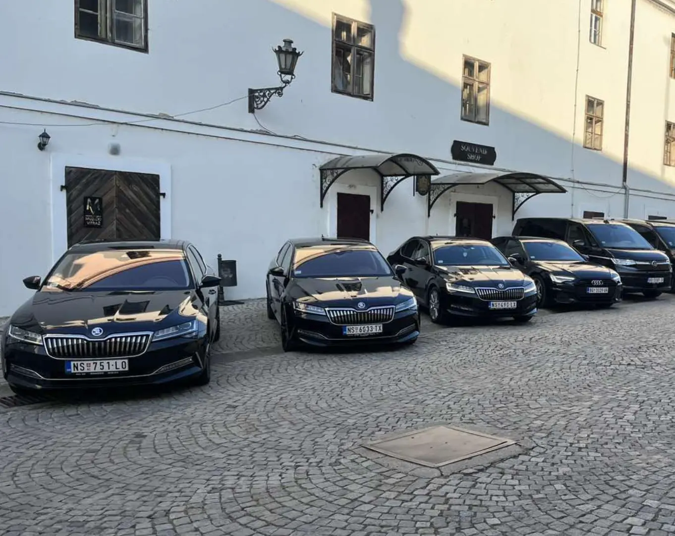 Iznajmite Automobil